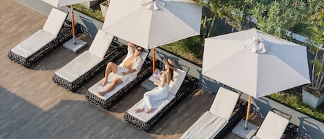 Outdoor pool, pool umbrellas, sun loungers