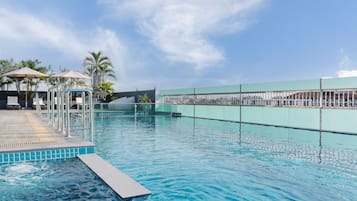 Kolam renang outdoor, dengan payung kolam renang dan kursi berjemur