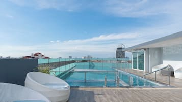 Utendørsbasseng, bassengparasoller og solsenger