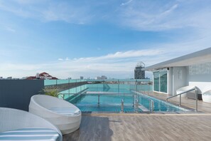 Outdoor pool, pool umbrellas, pool loungers - Garner Hotel Pattaya Central by IHG (Pattaya)