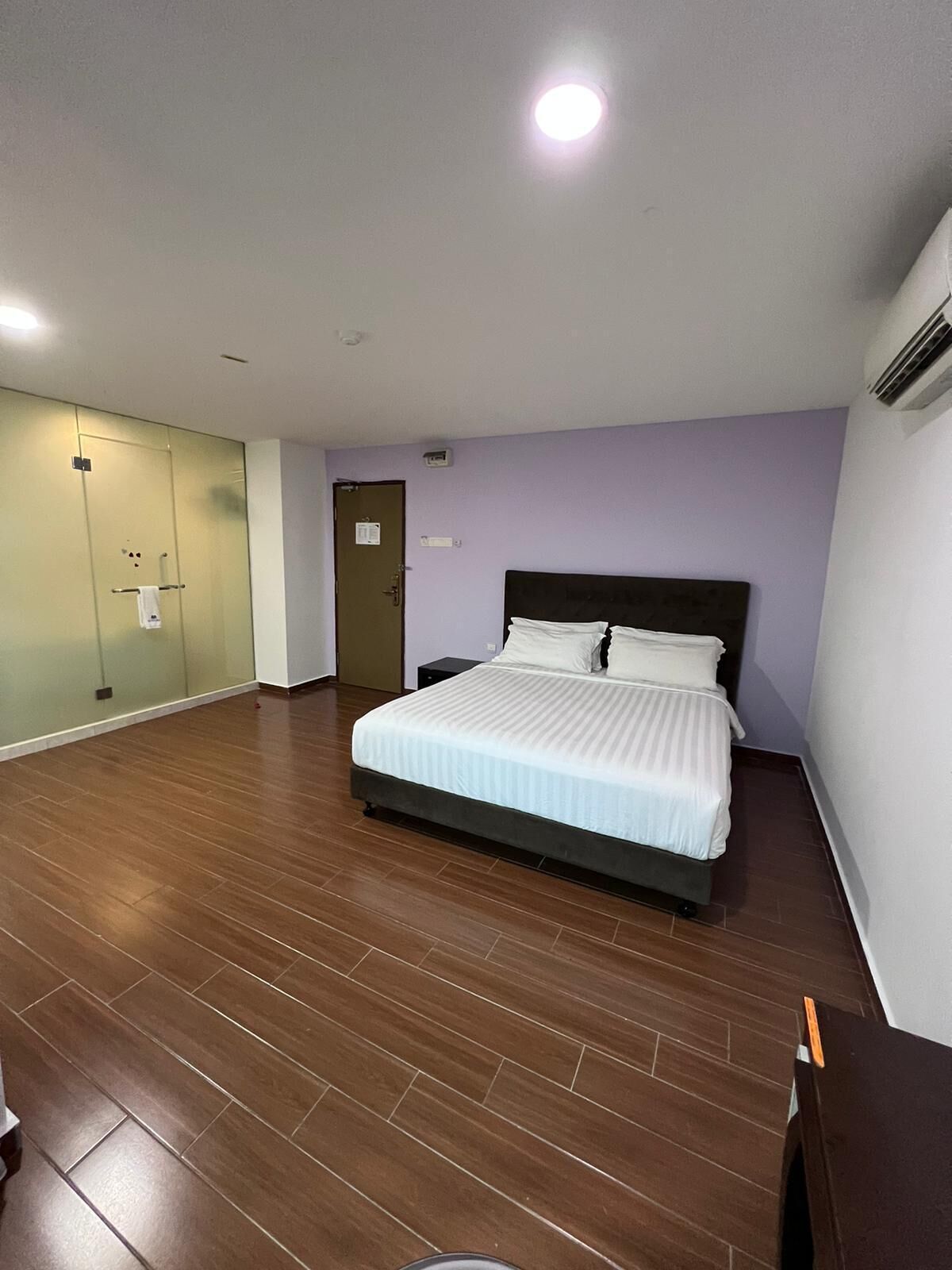 Quarto luxo, 1 cama King (With Jacuzzi) | Cofres nos quartos, escrivaninha, espaço de trabalho para notebook