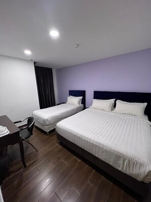 Zimmersafe, Schreibtisch, laptopgeeigneter Arbeitsplatz