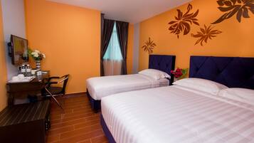 Habitació triple familiar | Caixa forta a l'habitació i escriptori