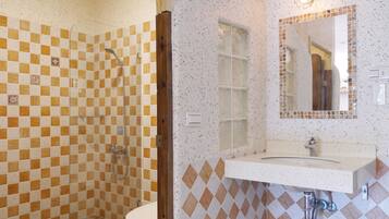 Club Quadruple Room | Bathroom