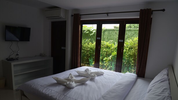 Desk, blackout curtains, rollaway beds, free WiFi - Sucholtee Resort (Surat Thani)