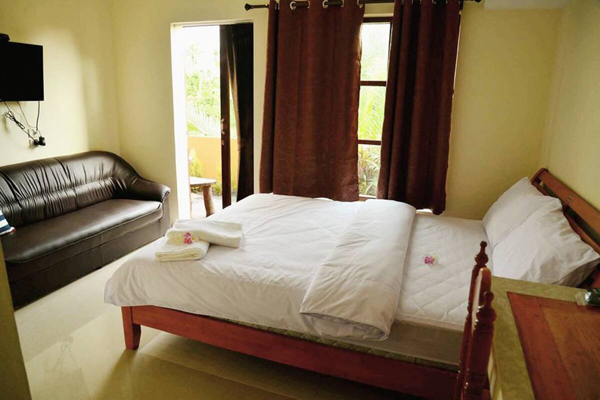 Villa-Canal (Two Bedroom) | Meja, langsir/tirai gelap terus, katil lipat simpan/tambahan