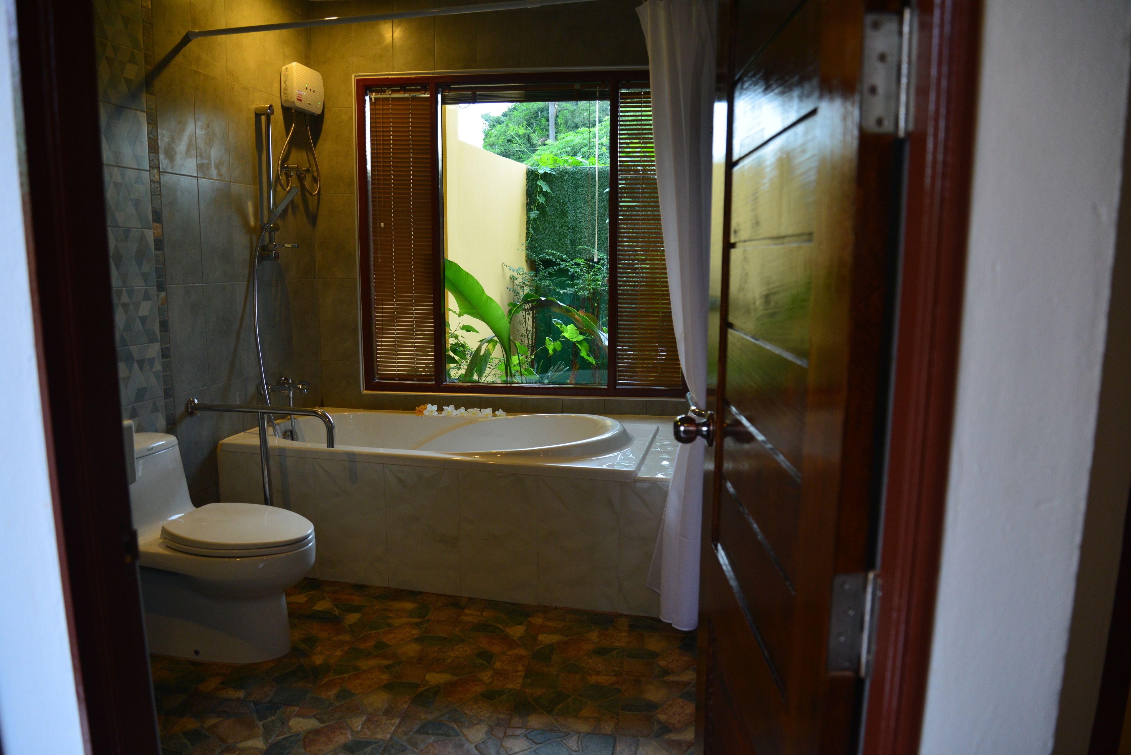 Two-Storey House (Two Bedroom)  | Kylpyhuone | Ilmaiset hygieniatuotteet