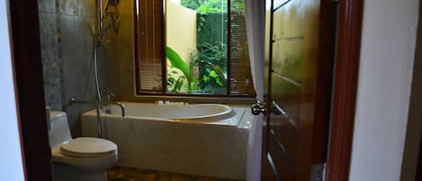 Two-Storey House (Two Bedroom) | Kylpyhuone | Ilmaiset hygieniatuotteet