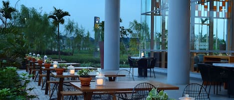 Melayani sarapan dan makan siang dengan sajian masakan internasional