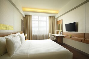 In-room safe, desk, laptop workspace, rollaway beds - Hotel Santika Premiere ICE - BSD City (Pagedangan)