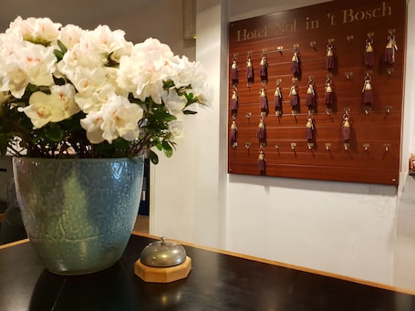 Mostrador para check-in y check-out. Nol in 't Bosch