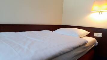 Economy eenpersoonskamer | Een bureau, verduisterende gordijnen, een strijkplank/strijkijzer