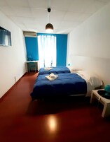 Camera con letto matrimoniale o 2 letti singoli, bagno privato | Una scrivania, Wi-Fi gratuito