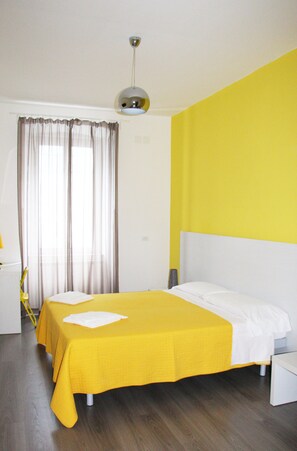 Camera con letto matrimoniale o 2 letti singoli, bagno condiviso | Una scrivania, Wi-Fi gratuito