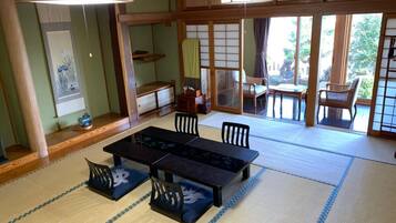 Down duvets, free WiFi, bed sheets