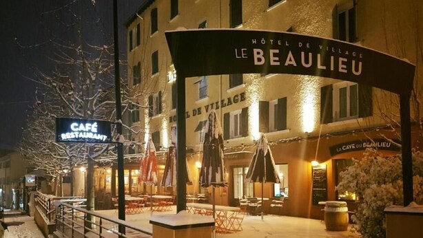 A hotel entrance with a sign reading "HOTEL DE LE BEAUVILLE." - Hôtel Le Beaulieu (Charbonnieres-les-Bains)