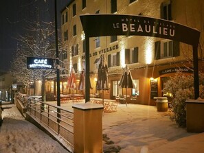 L’entrée d’un hôtel, avec une enseigne indiquant : « HÔTEL DE LE BEAUVILLE ».