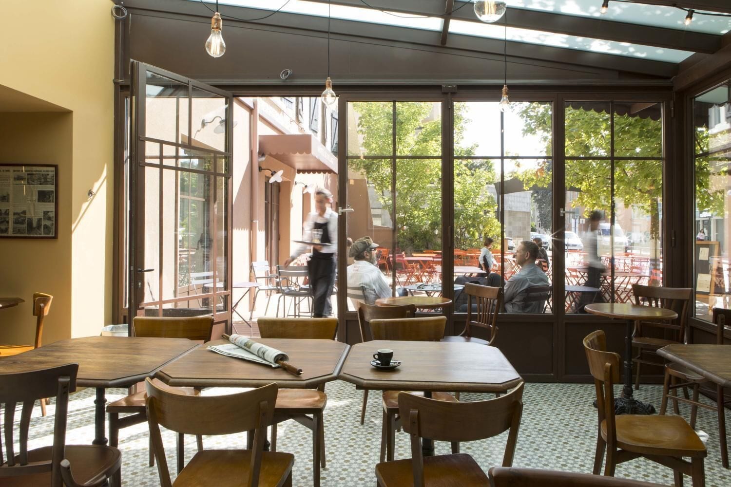 朝食、ランチ、ディナーに営業 (フランス料理、屋外席)