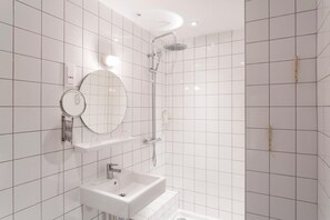 Een douche, gratis toiletartikelen, een haardroger, handdoeken