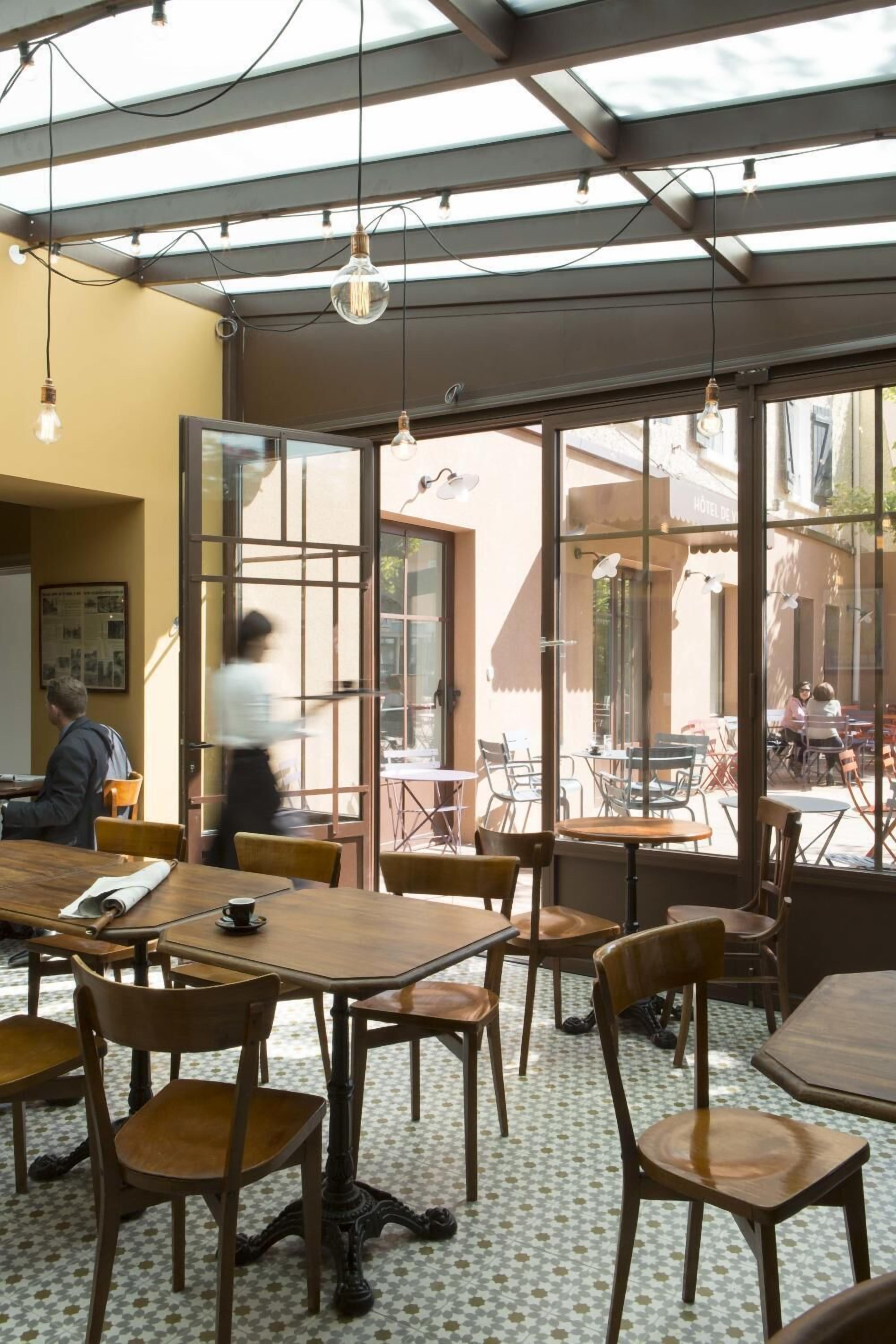 朝食、ランチ、ディナーに営業 (フランス料理、屋外席)