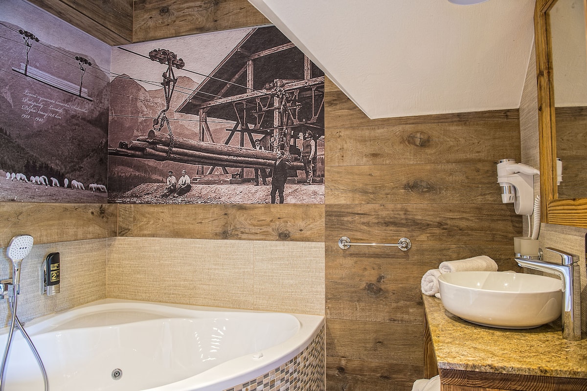 Comfort Double Room (Ski room) | Bathroom | Jetted bath, free toiletries, hair dryer, bathrobes