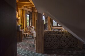 Grand-Apartment, Terrasse | Allergikerbettwaren, Minibar, Zimmersafe, Schreibtisch