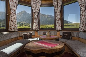 Grand appartement, bubbelbad, uitzicht op heuvels | Een kluis op de kamer, een bureau, babybedden (toeslag), gratis wifi