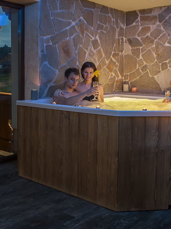 Sauna, hot tub, steam room, body treatments, aromatherapy