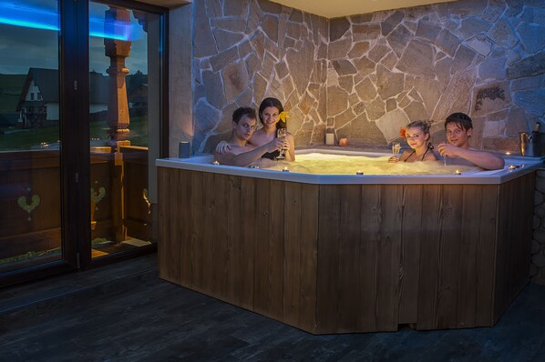 Een sauna, een bubbelbad, een stoombad, lichaamsbehandelingen