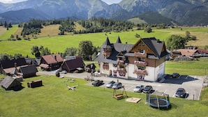 A mountain lodge with a restaurant, parking, and a trampoline. - Wellness Penzión Strachan (Zdiar)