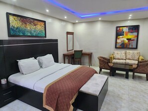 Värdeförvaringsskåp på rummet och arbetsyta för laptop