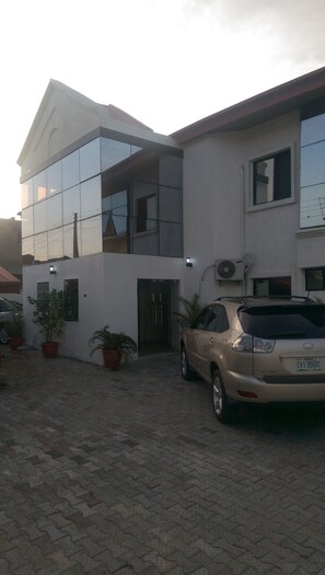 Een kluis op de kamer, een laptopwerkplek, verduisterende gordijnen