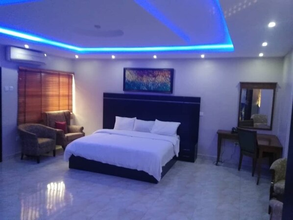 Värdeförvaringsskåp på rummet och arbetsyta för laptop