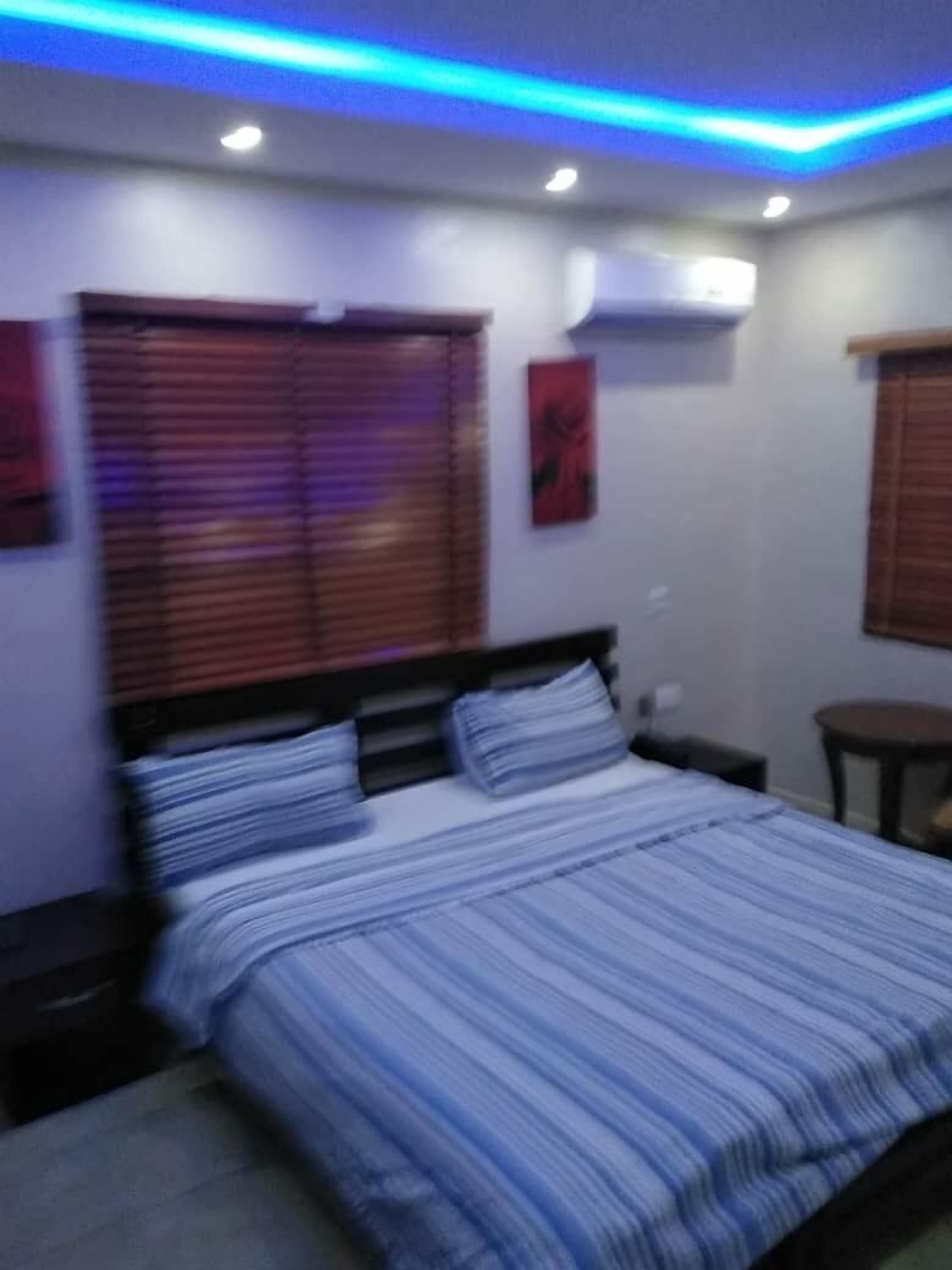 Una camera da letto con un letto, comodini e un tavolino.