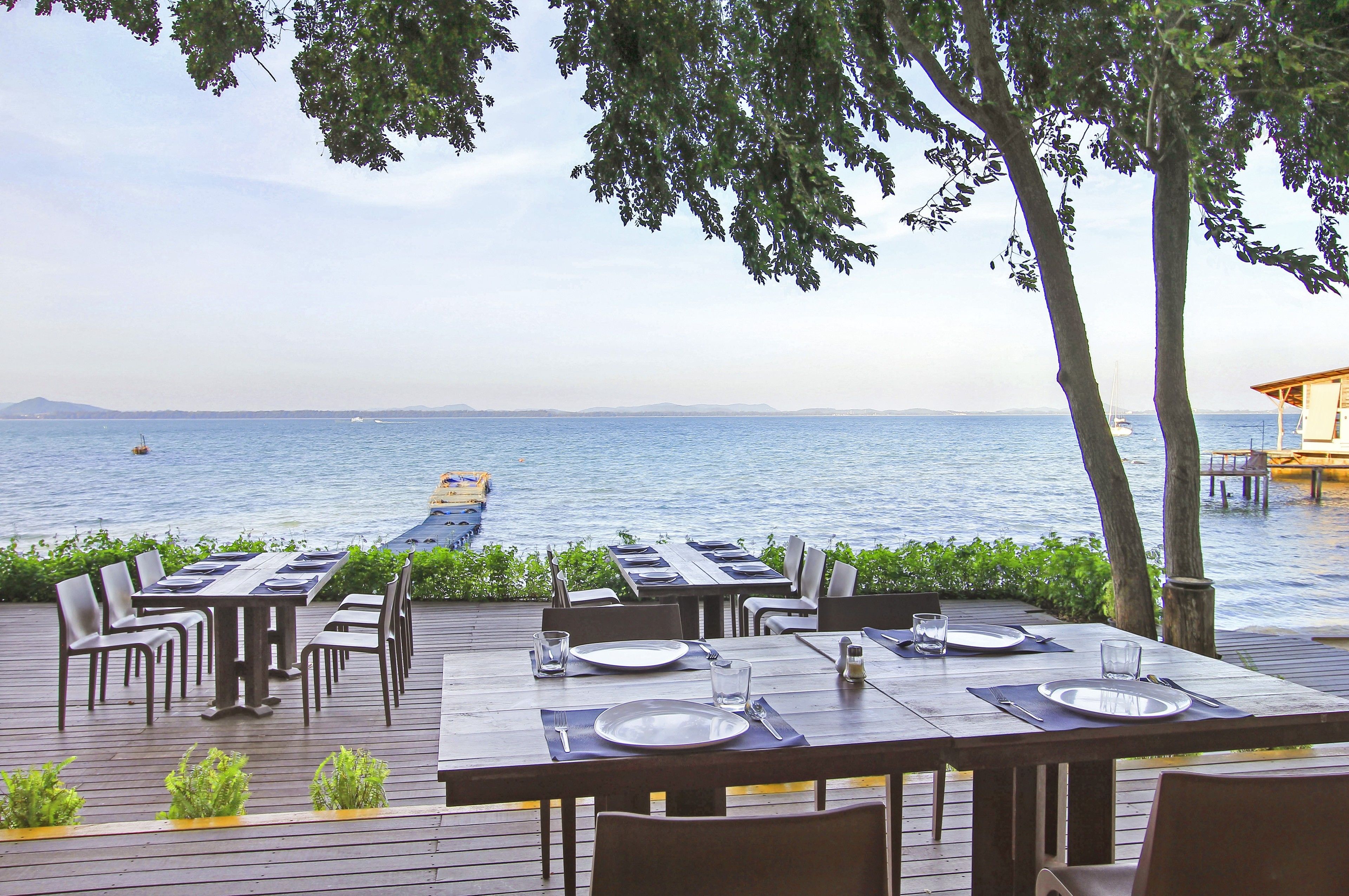 Petit déjeuner, déjeuner et dîner servis sur place, vue sur la mer
