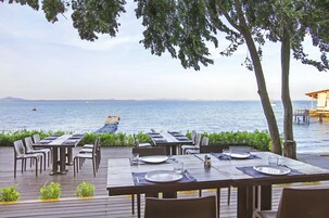 Se sirven desayunos, almuerzos y cocina tailandesa (con vistas al mar) 