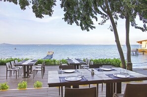 Se sirven desayunos, comidas, cenas y cocina tailandesa con vista al mar