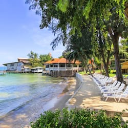 Playa privada, camastros, sombrillas y toallas de playa