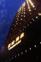 Fachada del alojamiento - Noche