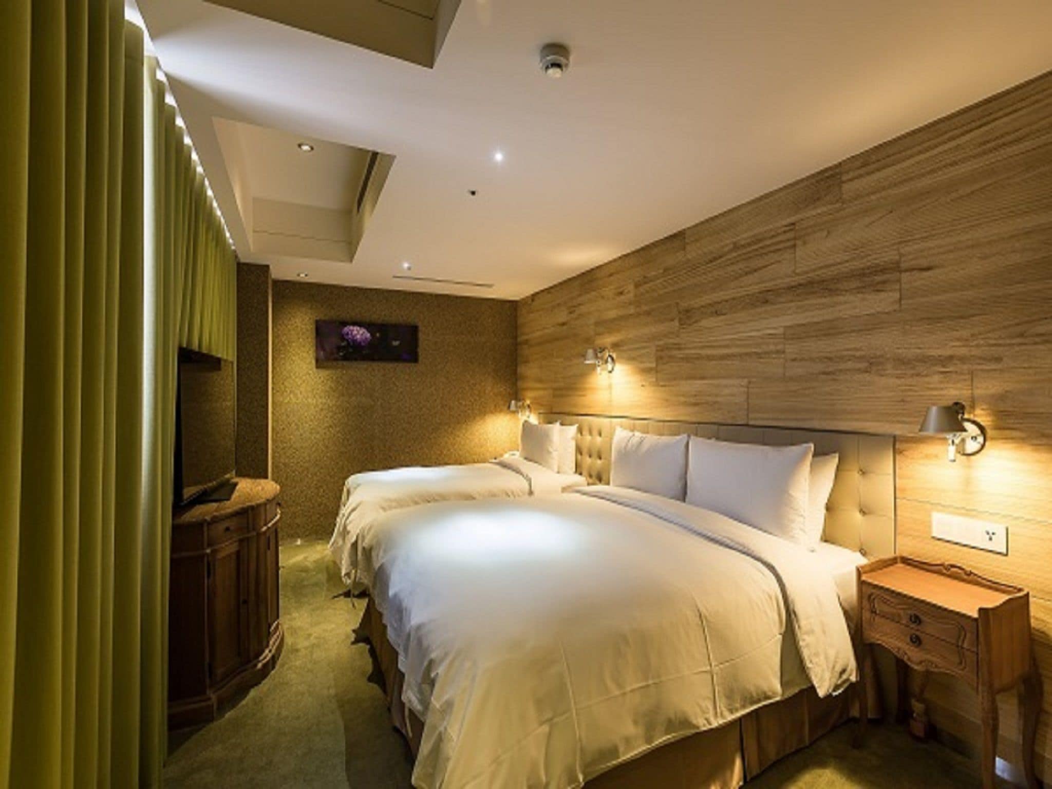 triple room | premium bedding, down duvets, pillow-top beds, in-room safe