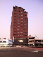 Korkea hotellirakennus, jossa on useita kerroksia ja suuri kyltti, josta ilmenee, että kyseessä on hotelli.
