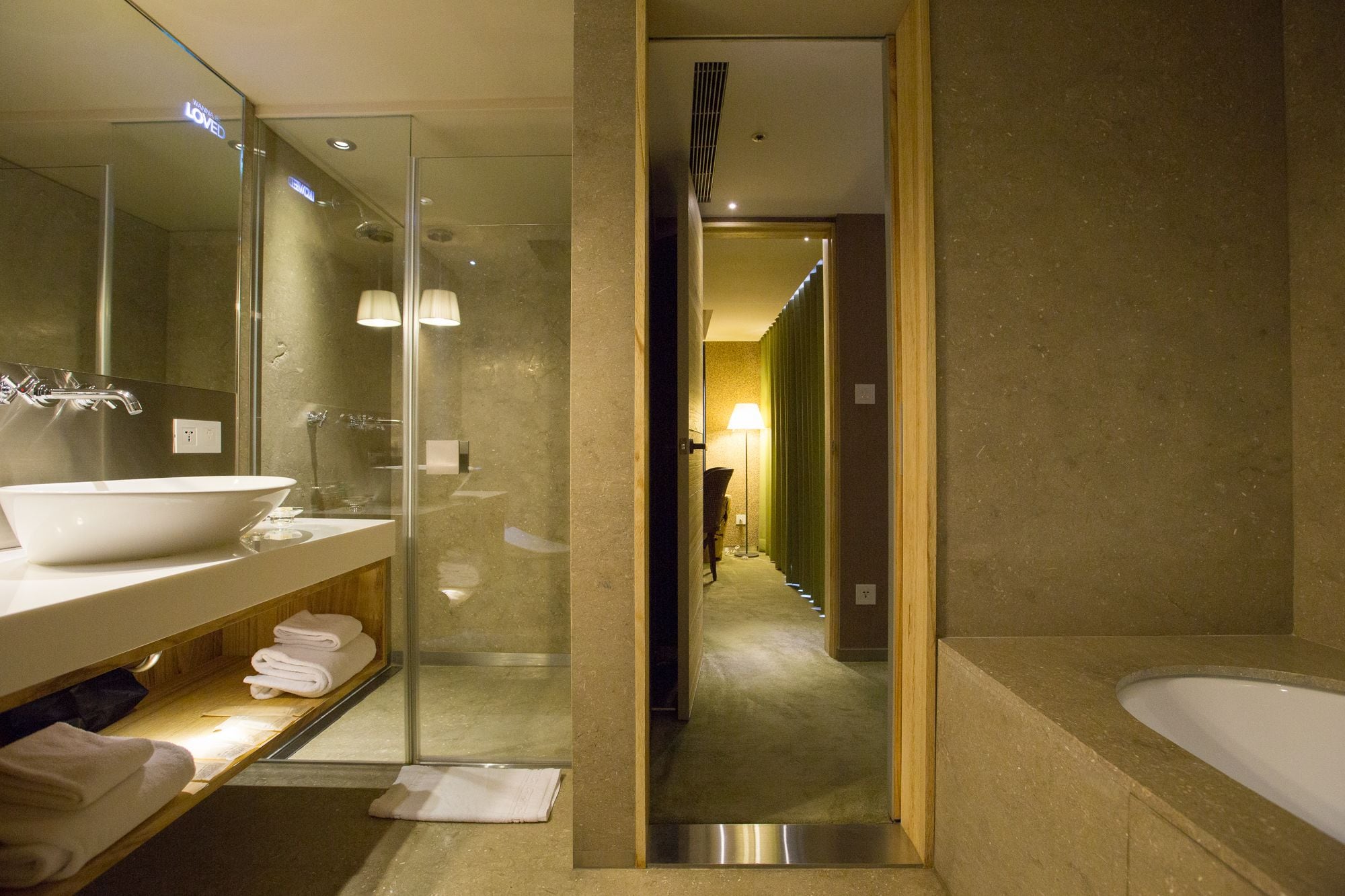 elite room | bathroom | combined shower/bathtub, deep-soaking bathtub, rainfall showerhead