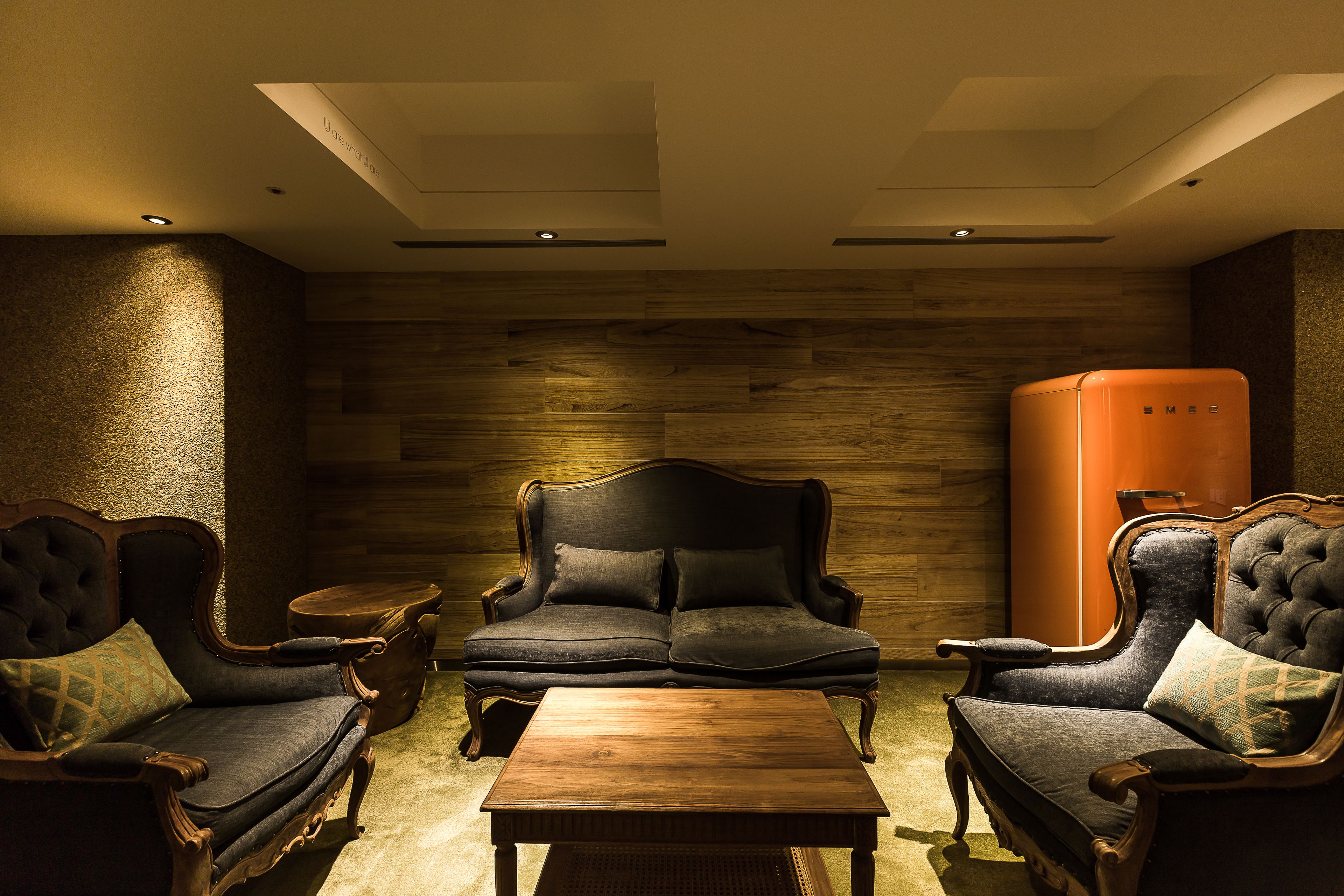 suite | living area | tv