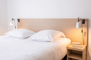 Escritorio, insonorización, ropa de cama y acceso para silla de ruedas