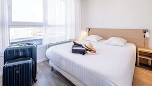 Desk, soundproofing, bed sheets - Comfort Aparthotel Les Hauts d'Annecy (Annecy)