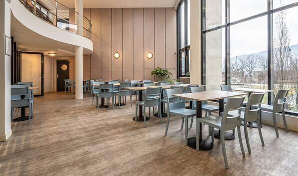 Desayuno buffet (EUR 12.90 por persona)