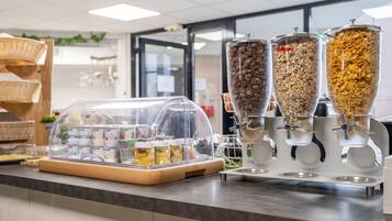 Sarapan prasmanan setiap hari (EUR 12.90 per orang)