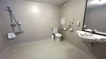 Baño con ducha, inodoro y lavamanos.