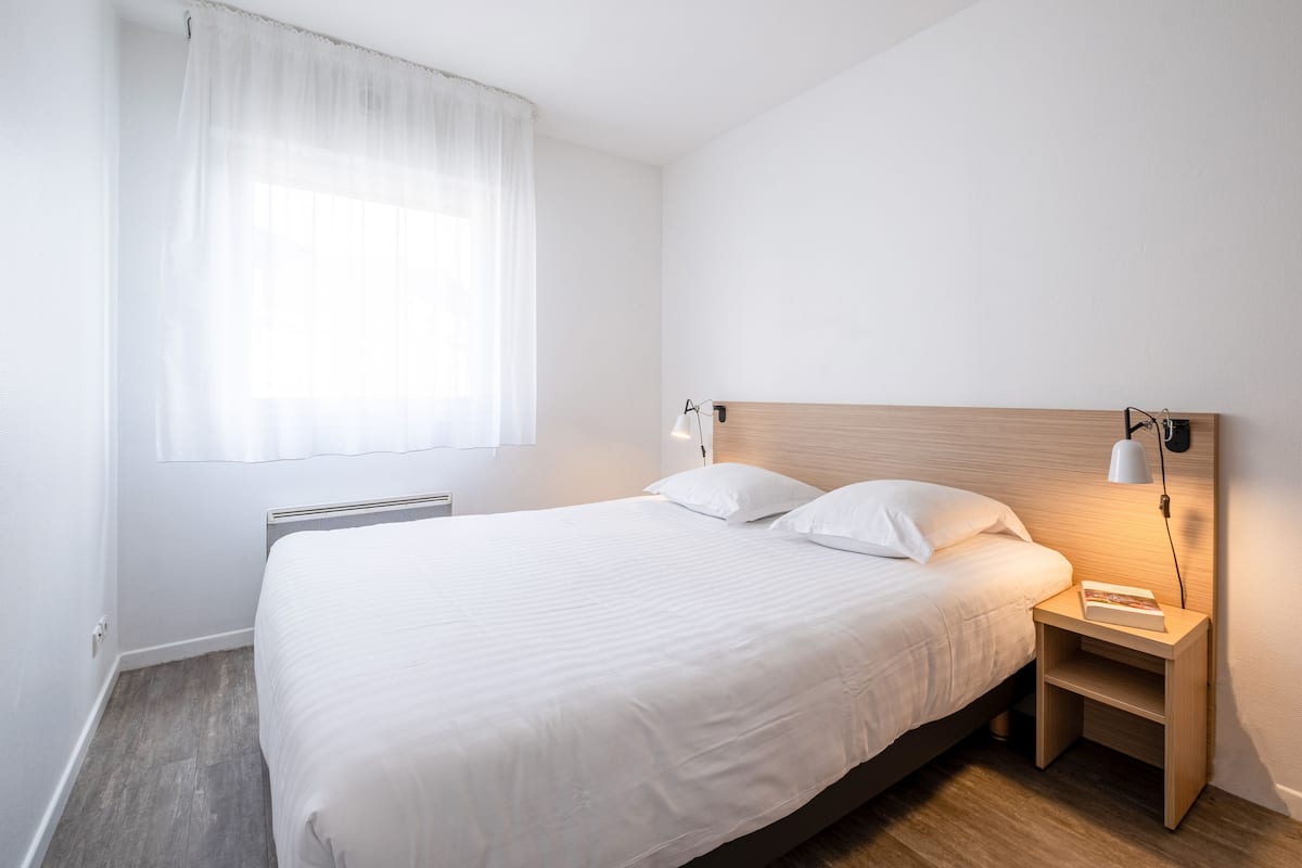 1 Schlafzimmer, Schreibtisch, schallisolierte Zimmer, BettwÀsche