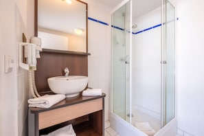 Douche, articles de toilette écologiques, séchoir à cheveux